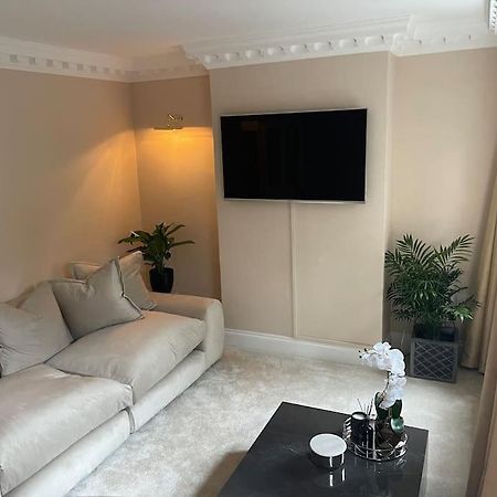 Newly Refurbished Apartment, Near Station & River لندن المظهر الخارجي الصورة