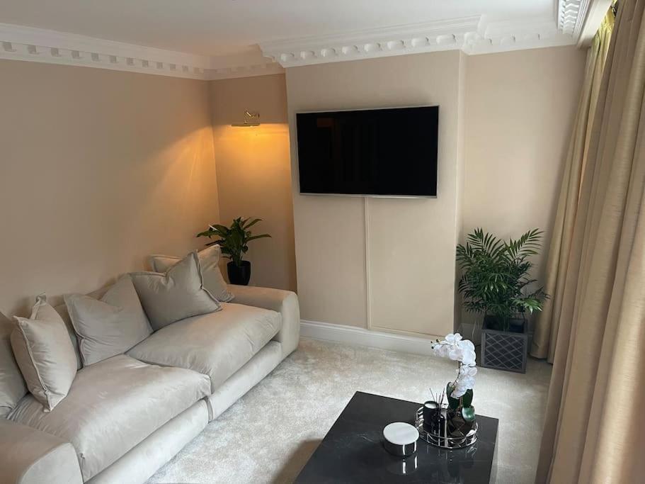Newly Refurbished Apartment, Near Station & River لندن المظهر الخارجي الصورة